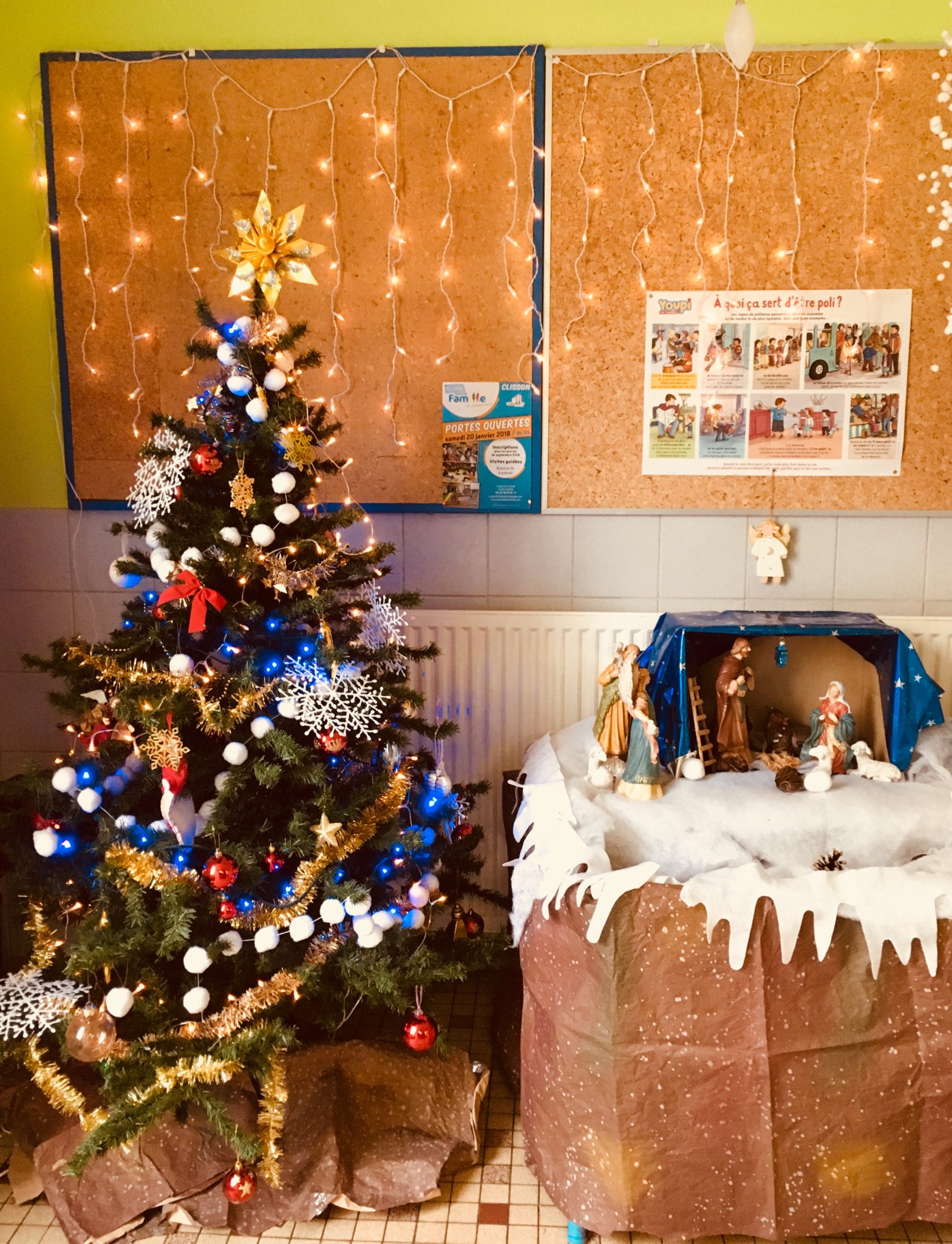 Décoration de l’école ( préparation Noël) – Ecole Sainte Famille – CLISSON